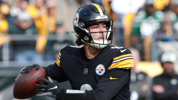 Steelers quarterback Kenny Pickett sets to throw.